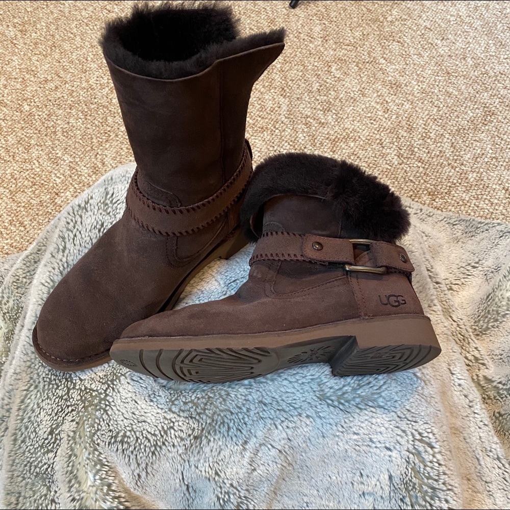 Previously loved ❤️ Ugg Brown Suede Booties